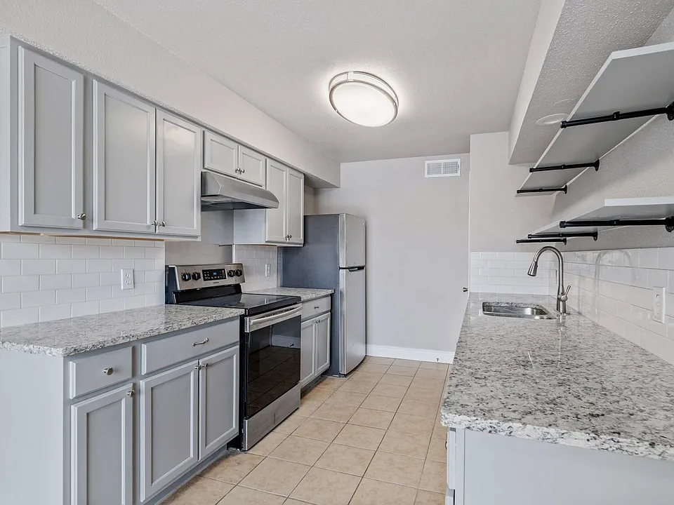 Green Oaks at Medical Apartments