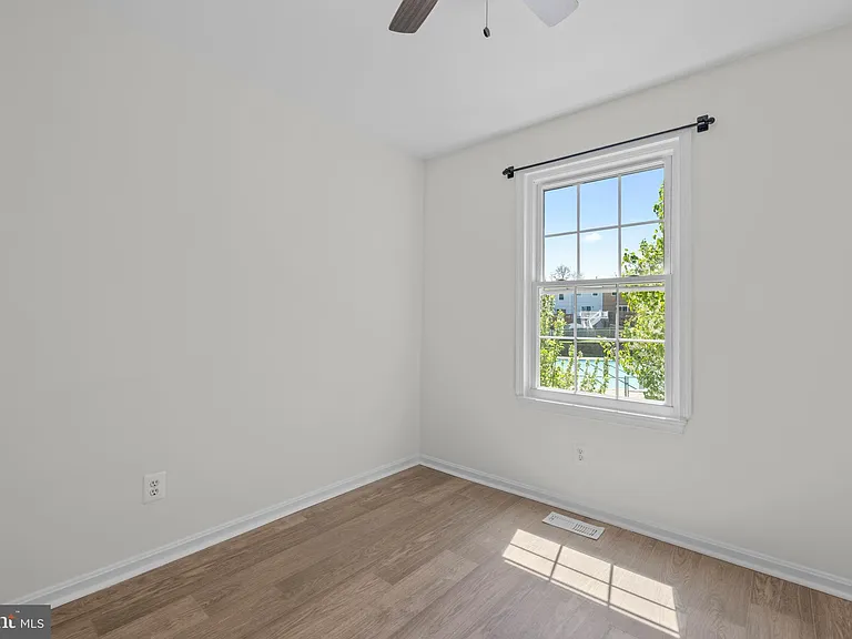 1095 Travis Ln — Photo 8