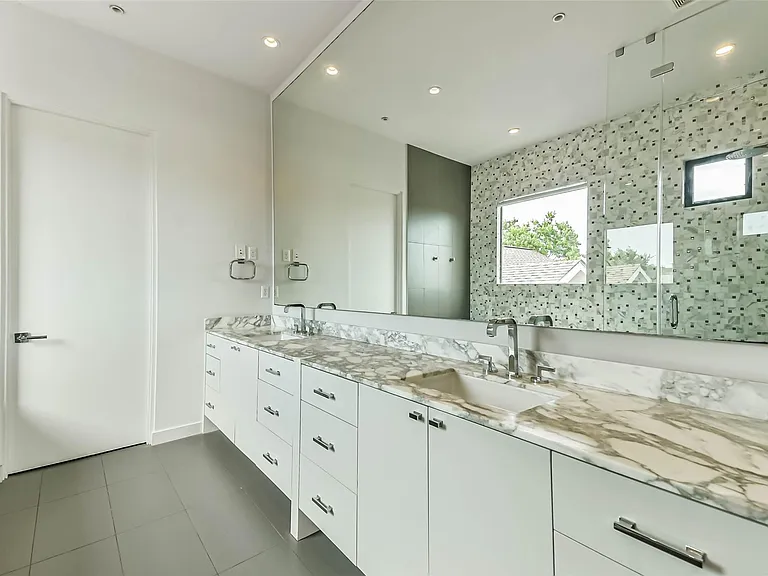 815 Alexander St — Photo 36