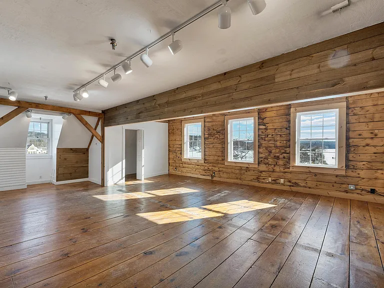 312 Daniel Webster Hwy — Photo 4