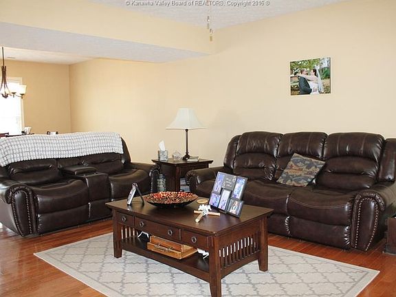 5th image of 736 Emerald Dr