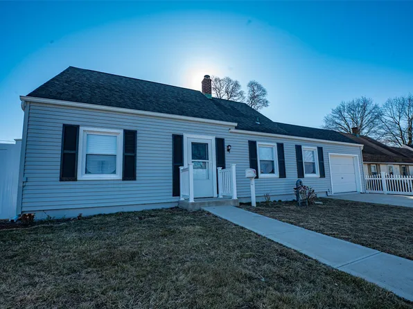 17 Aldin Lane, Levittown, NY 11756