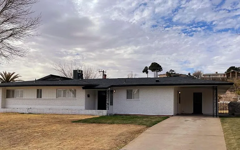 4213 Hampshire Ln — Photo 1