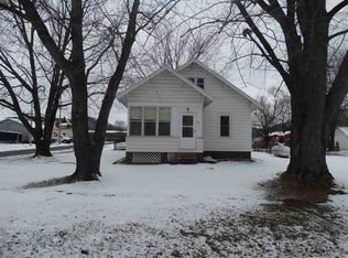 517 1st St NE, New Albin, IA 52160