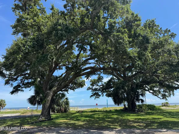 640 16th St, Gulfport, MS 39507