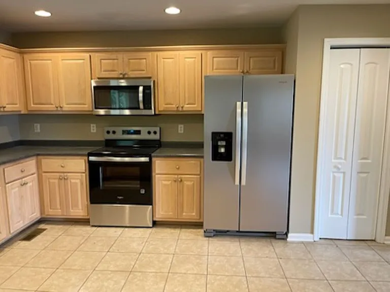 1625 Farmington Dr — Photo 3