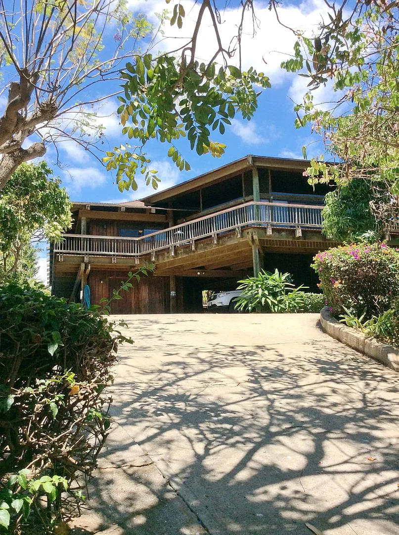 Very private, mostly furnished, rustic Maui Meadows home with large pool, walk around deck with p... — Photo 3