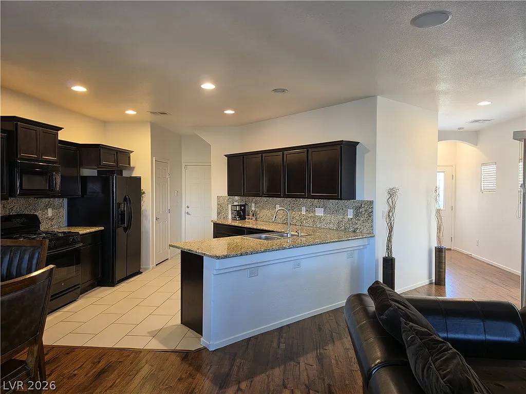 4 bed, 2.5 bath, 2033 sqft, $2,152 — Photo 3