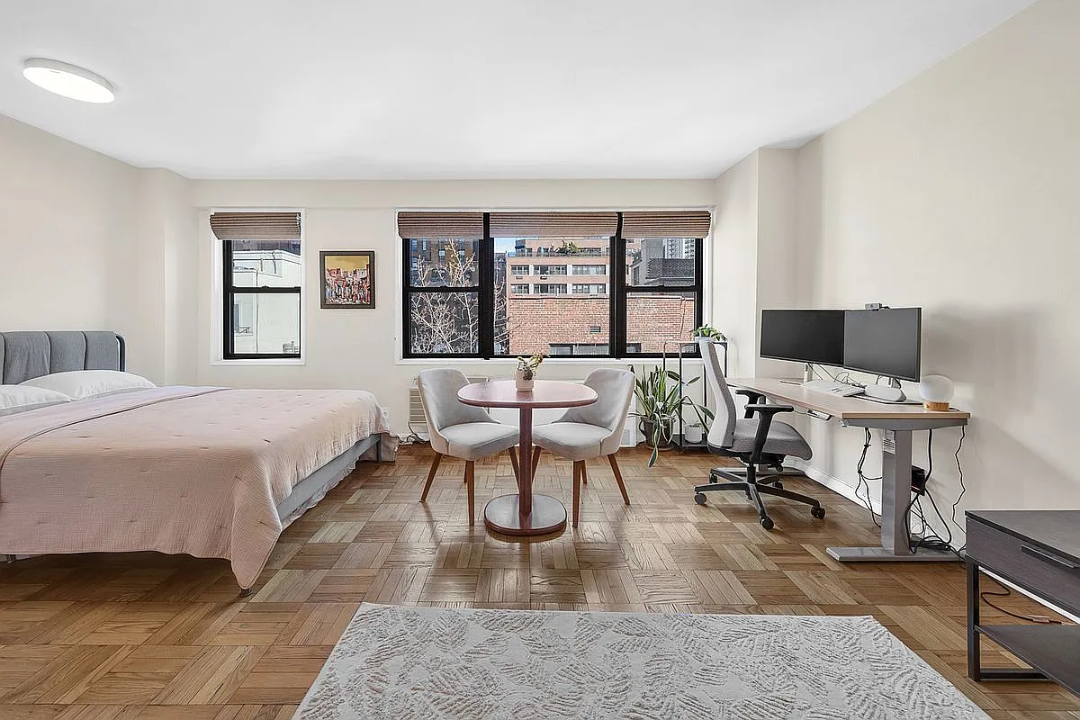 345 E 52nd St APT 7B photo 1