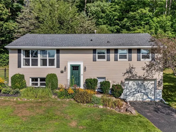 8711 S Greenbriar Ter, Boston, NY 14025