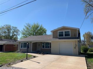 910 E Oak St, Greenville, IL