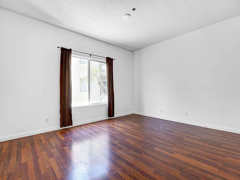 2905 Montrose Ave #416 — Photo 5