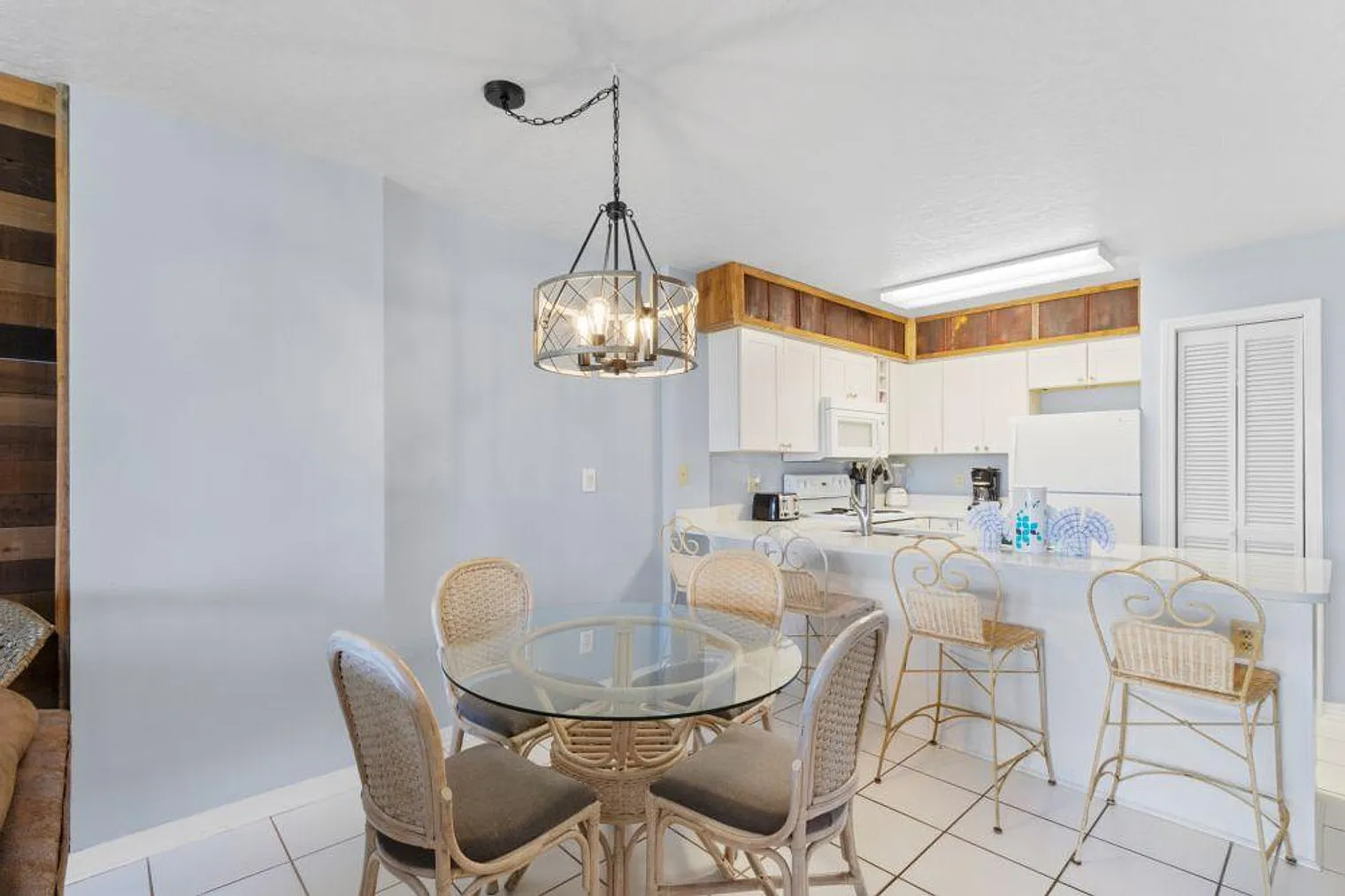 2 bed, 2.0 bath, 1001 sqft, $3,458 — Photo 4