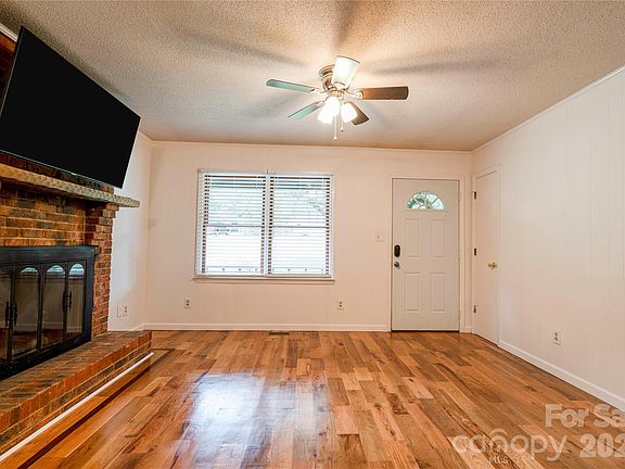5th image of 615 Ginger Dr