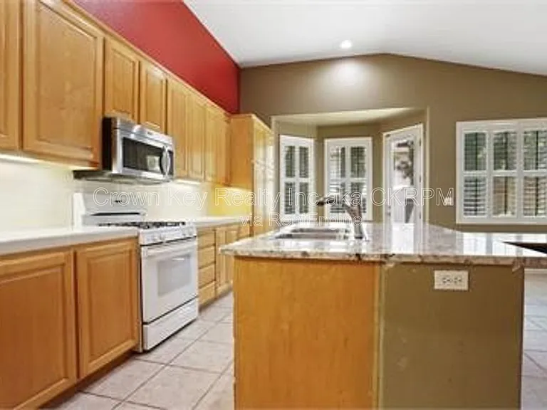 1844 Oswego Ct — Photo 3