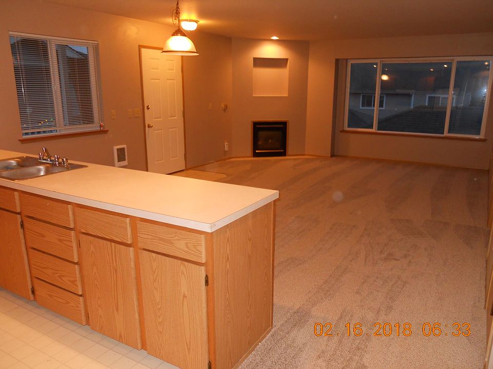 Open floor plan - kitchen/dining/living