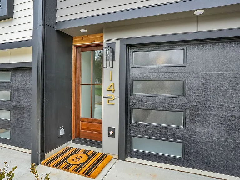 142 Mattoon St — Photo 2