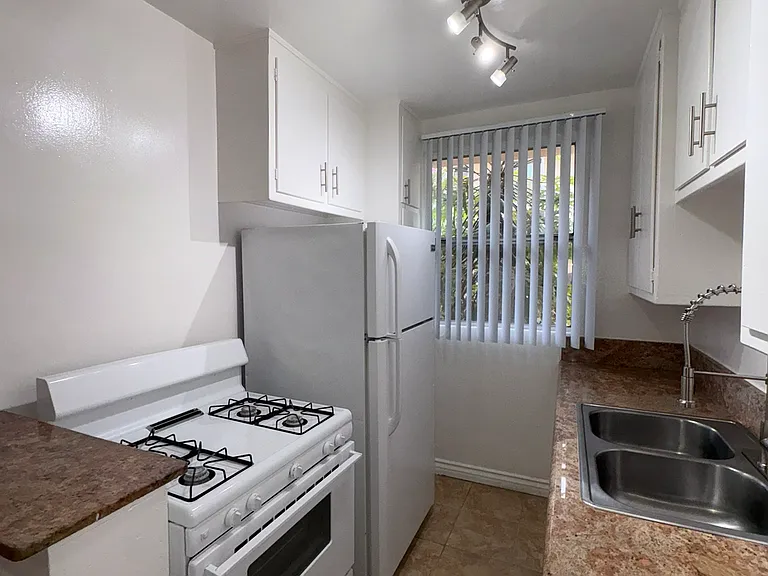 1376 N. Serrano Avenue — Photo 29