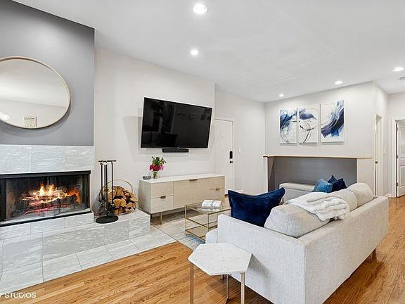 3rd image of 2136 W Evergreen Ave APT 1D