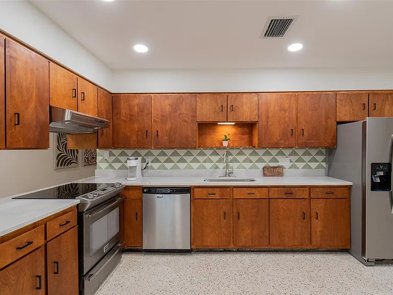 725 S Wilson Ave — Photo 8