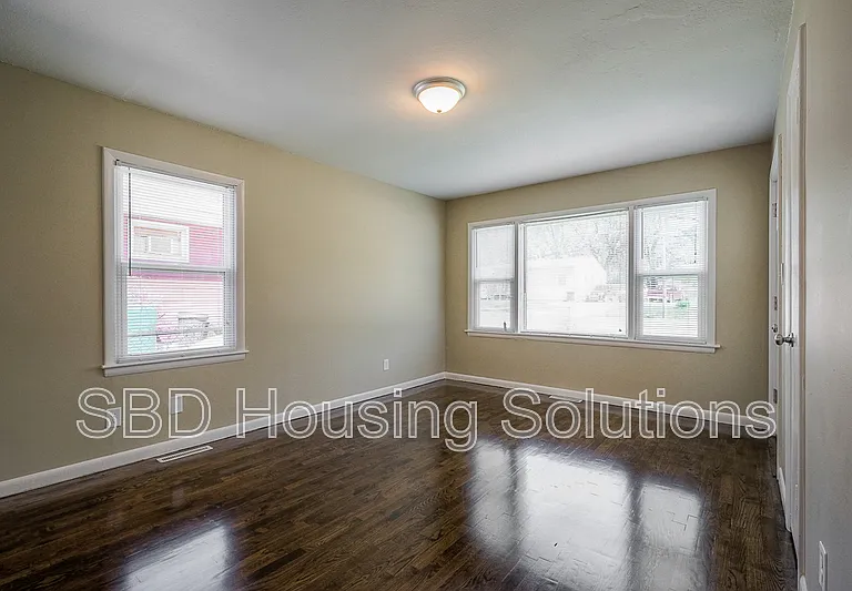 711 E Fair St — Photo 6
