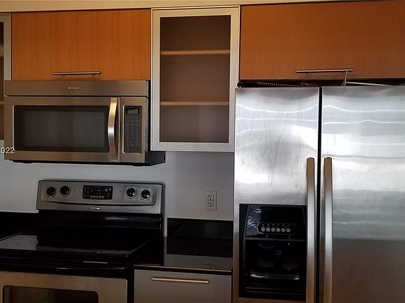 5th image of 1750 N Bayshore Dr APT 3903
