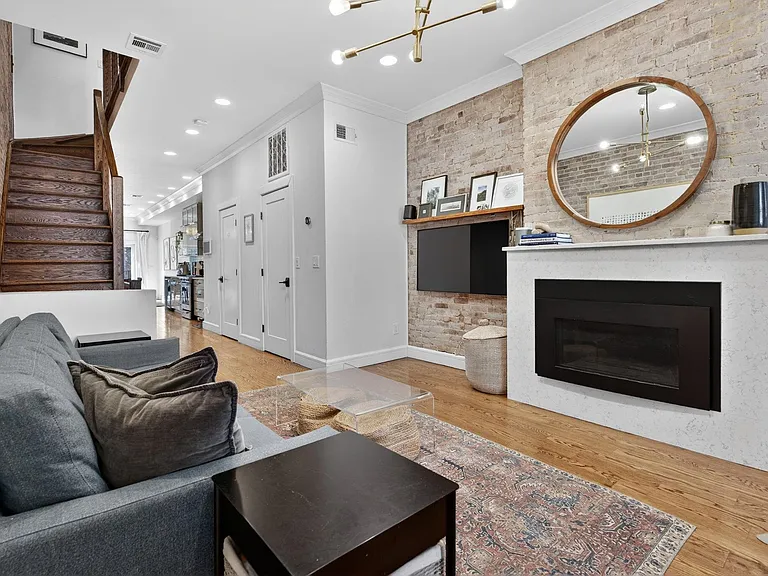 926 Park Ave — Photo 3