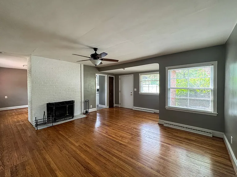 318 Fairwood Ct — Photo 5