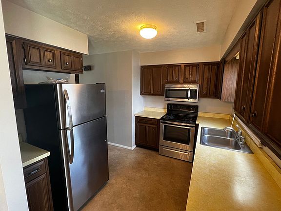 3rd image of 100-102 W Charter Dr