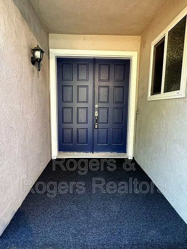 5 bed, 3.0 bath, 2563 sqft, $5,595 — Photo 2