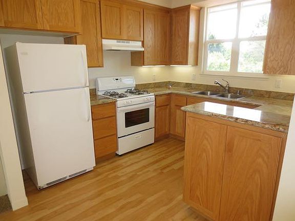 3rd image of 107 Blackburn St #1