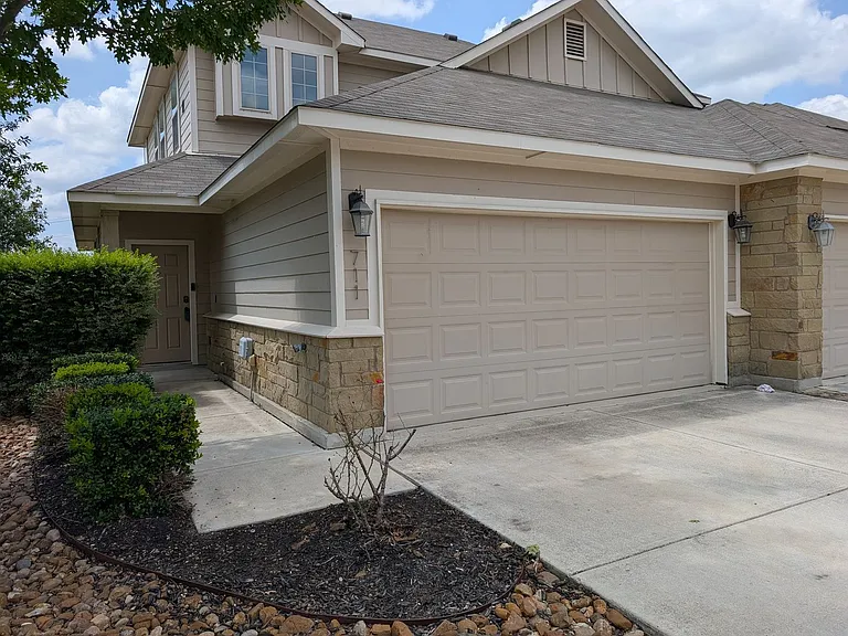 711 Gristmill Dr — Photo 2