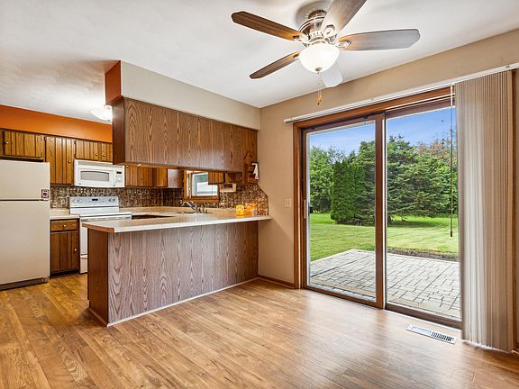 3rd image of 2431 Lucerne Dr