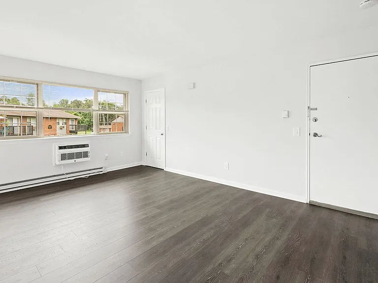 Ascot Park Apartments — Photo 4