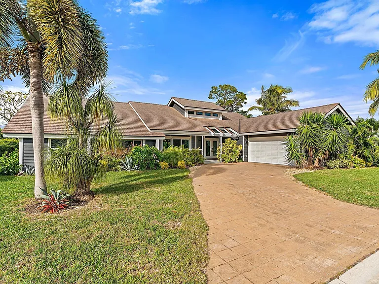 10440 SE Jupiter Narrows Dr — Photo 1