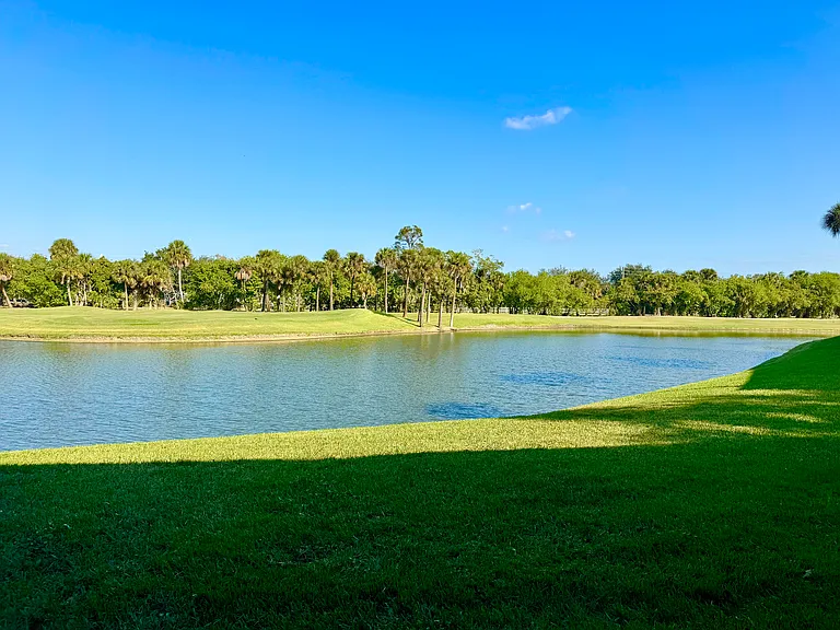 Stunning lake & golf course views to enjoy!