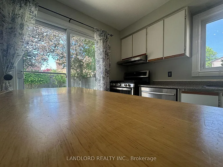 833 Laurier Ave — Photo 12