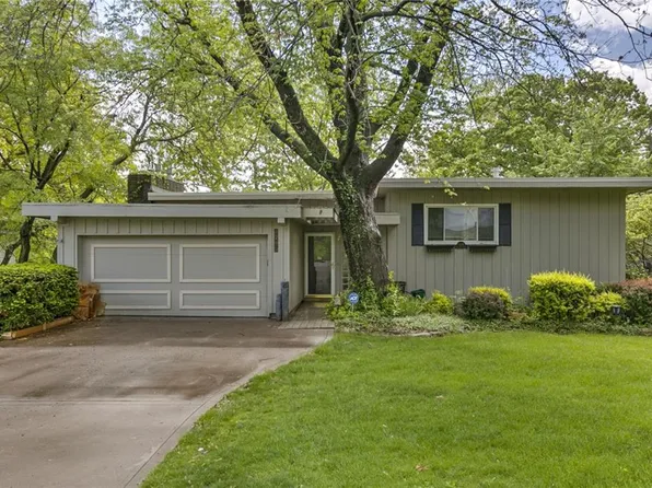 6209 N Robinhood Ln, Kansas City, MO 64151