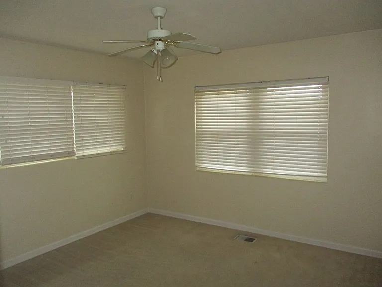 1020 Edgewater Dr — Photo 4