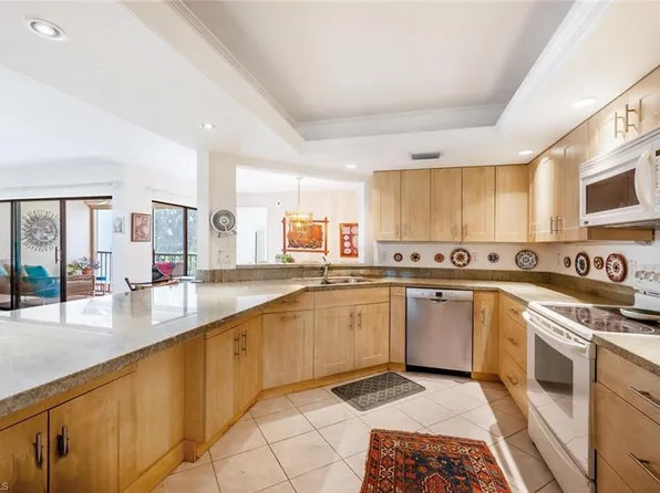 592 Beachwalk Cir N-202, Naples, FL 34108