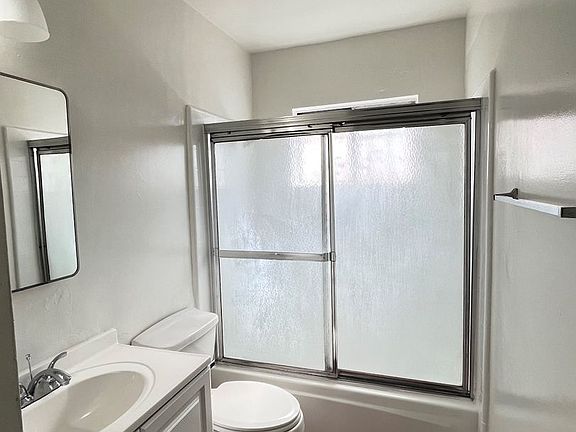 5th image of 220 W Hillcrest Blvd APT 2