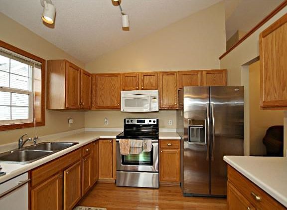 4th image of 7498 Hampton Ln