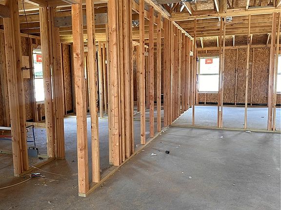 3rd image of 422 Bobby Lou Ln