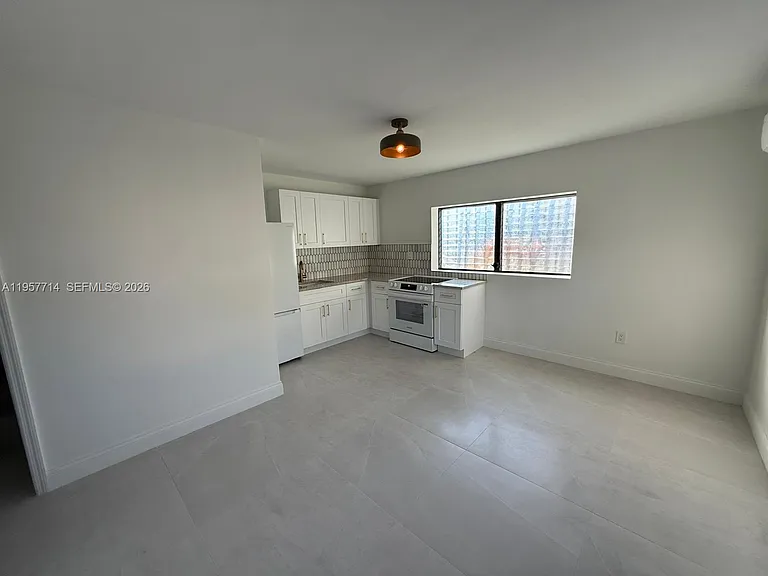 525 SW 22nd Ave #B — Photo 3