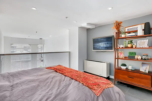 Sold by Redfin Real Estate | media 10