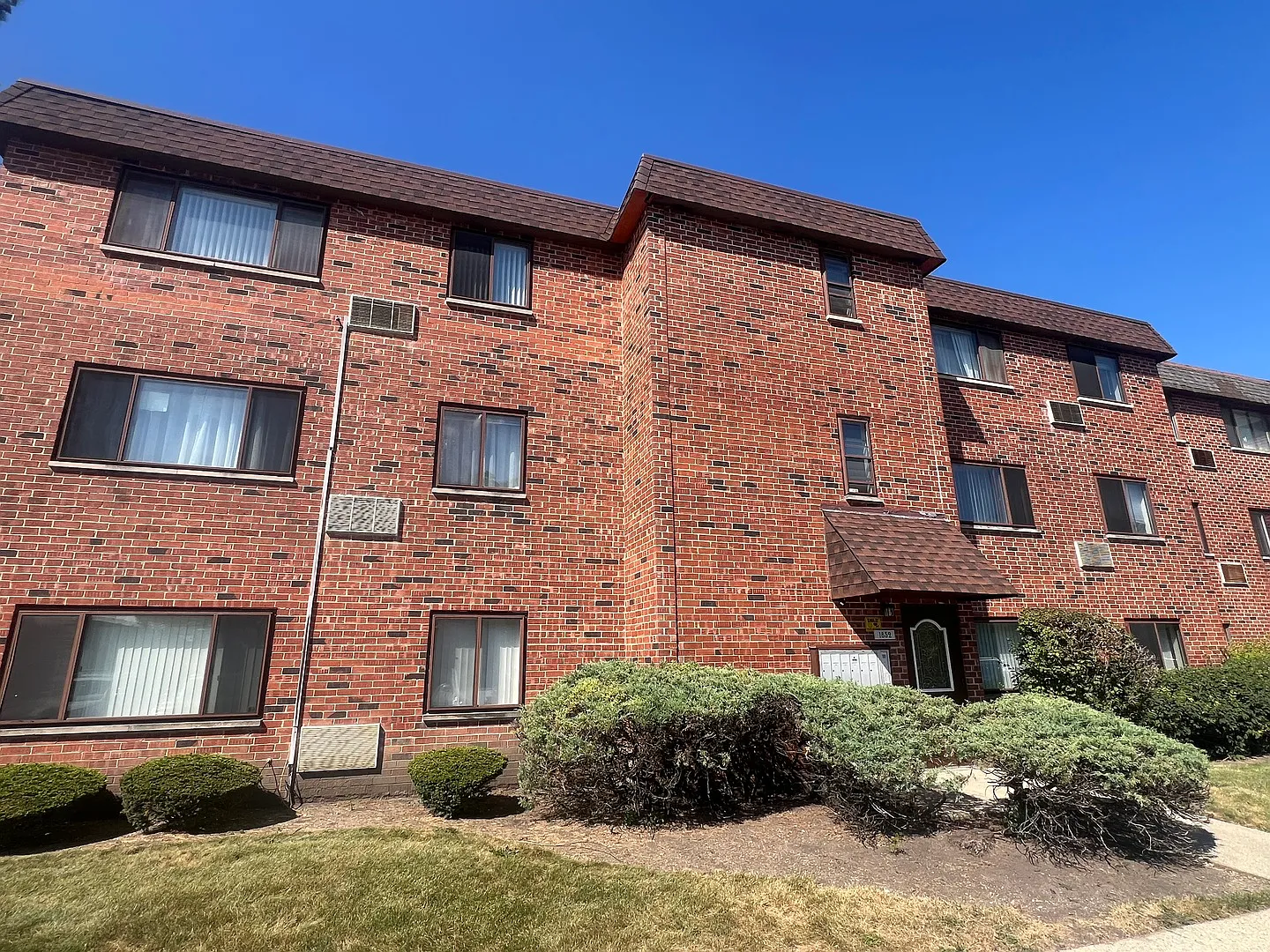 2 bed, 1.5 bath, 1300 sqft, $1,800 — Photo 1