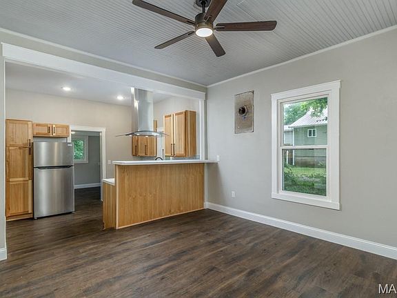 4th image of 220 Warren St