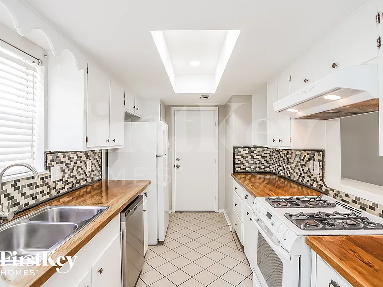 13914 Duncannon Dr — Photo 7