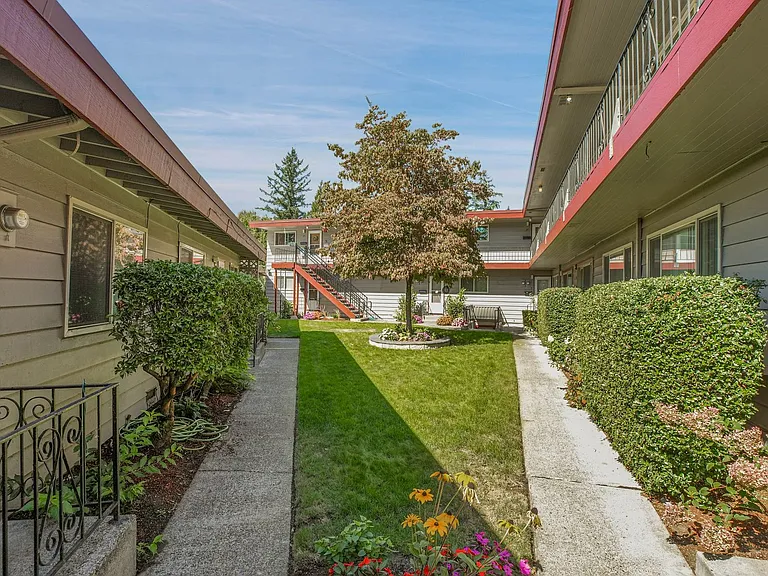 2909 N Willamette Blvd #3 — Photo 3