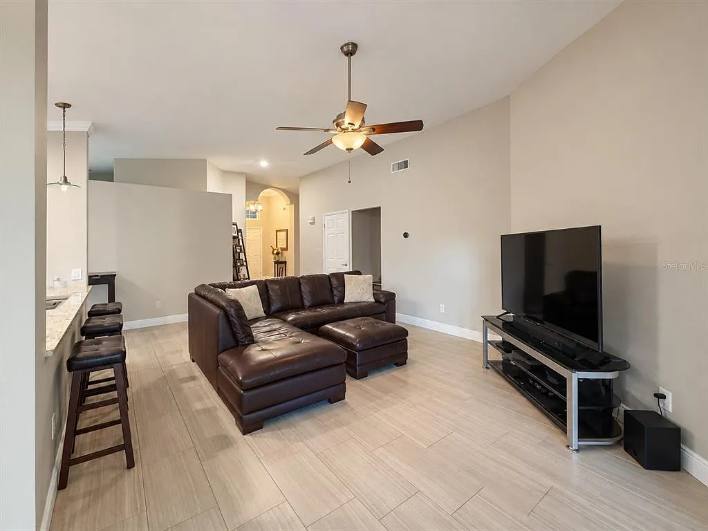 3 bed, 2.0 bath, 1691 sqft, $2,550 — Photo 2